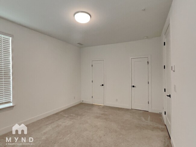 Building Photo - 828 S Columbia Dr