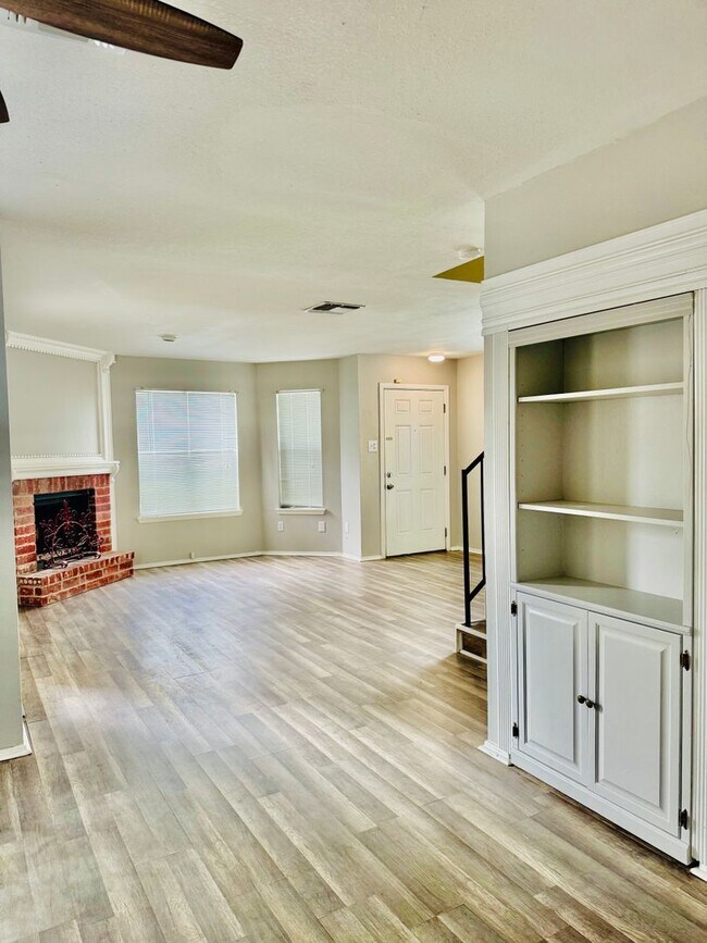 Building Photo - New Rental! 2-Story Townhome in Calallen –...