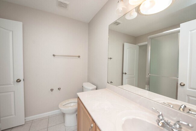 Building Photo - Welcome to this spacious three-bedroom, three-bath home in the heart of Palm Bay