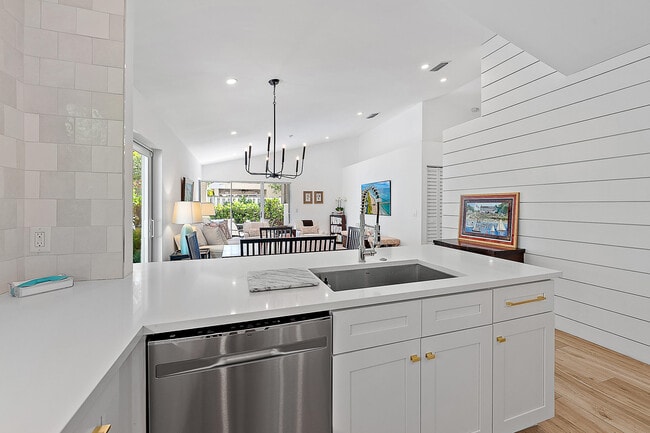 Building Photo - 15 Commodore Pl