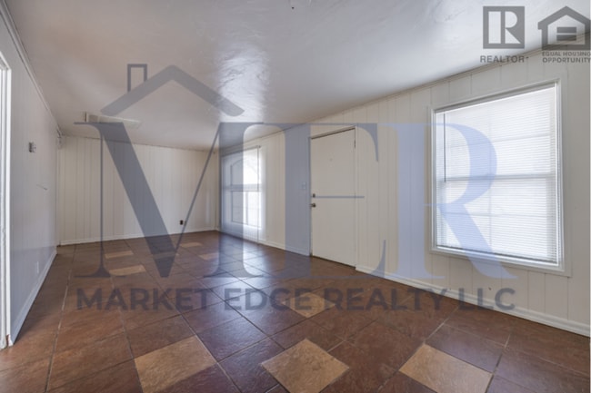 Building Photo - 3Bed/1Bath House at Chandler Blvd/McQueen Rd! Move-In Ready on 06/04/2026! -- NO HOA! RV GATE!