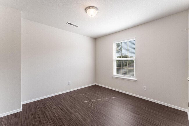 Building Photo - Milliken Duplex