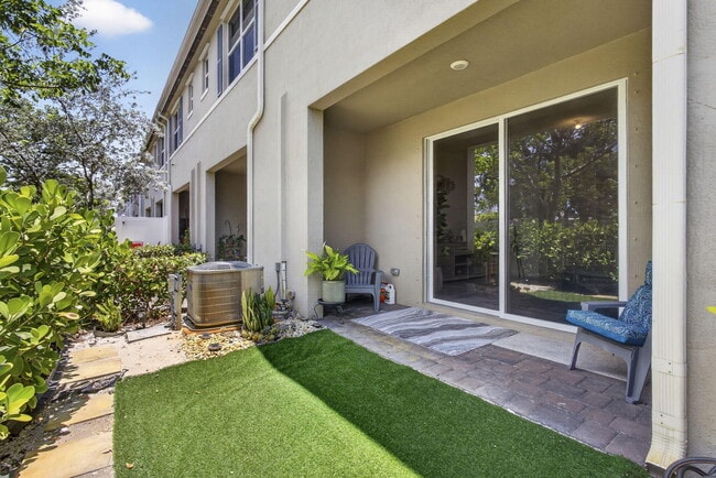 Building Photo - 160 Bandol St