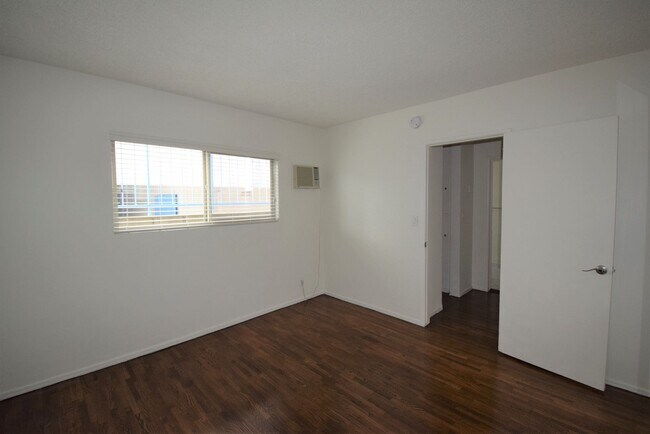 Building Photo - 15033 Burbank Blvd