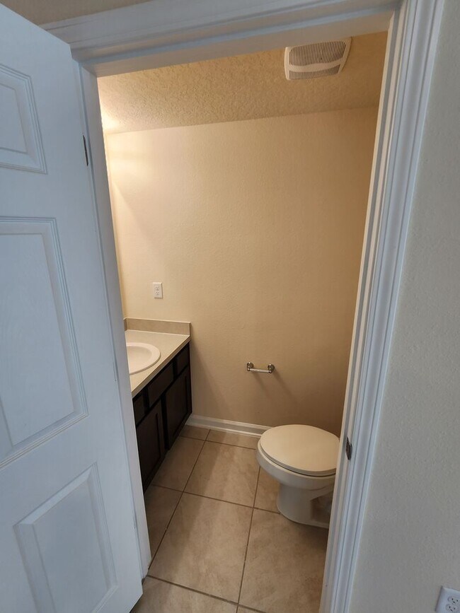 Building Photo - ***HOLIDAY SPECIAL NO RENT FOR DECEMBER*** Stunning 3 Bed 2.5 Bath Townhouse!