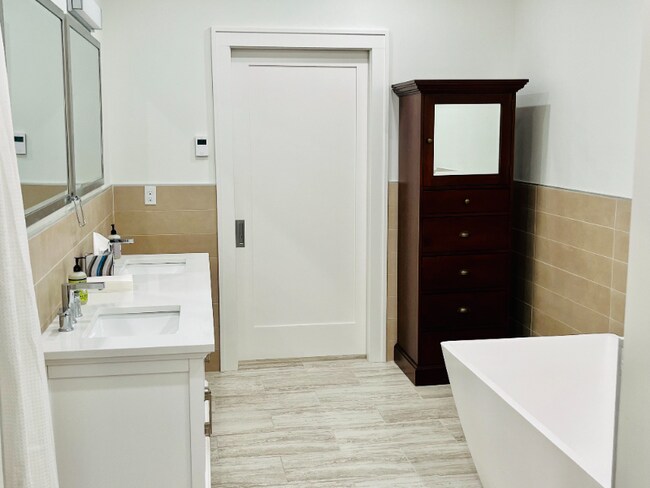 Building Photo - 1001 River Dr