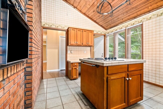 Building Photo - 4Bed/2Bath Available!