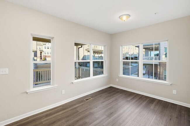 Building Photo - 318 Commons Ave