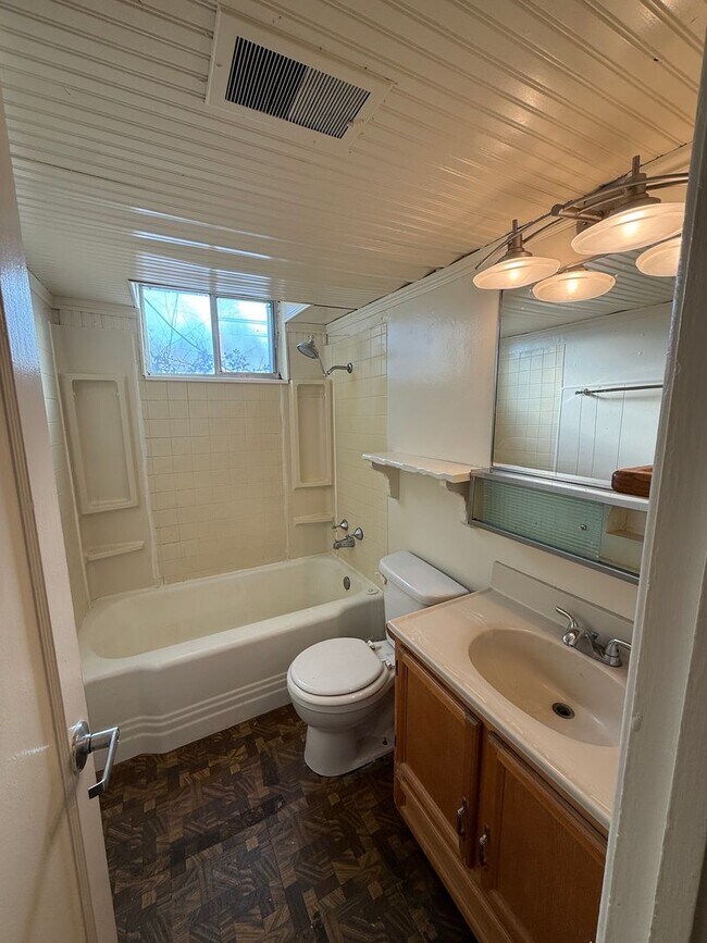 Building Photo - 1270 E Sherman Ave