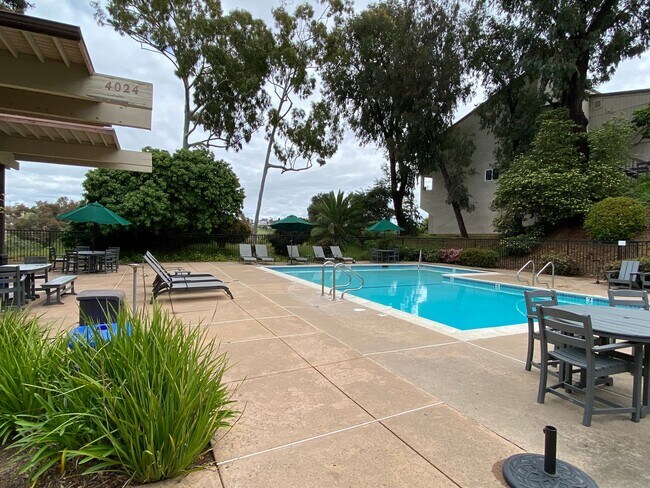 Building Photo - Spacious 2 Bedroom/ 2 Bath in the Highly D...