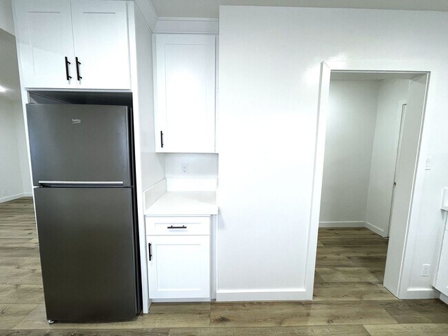 Building Photo - 4024-28 Lincoln