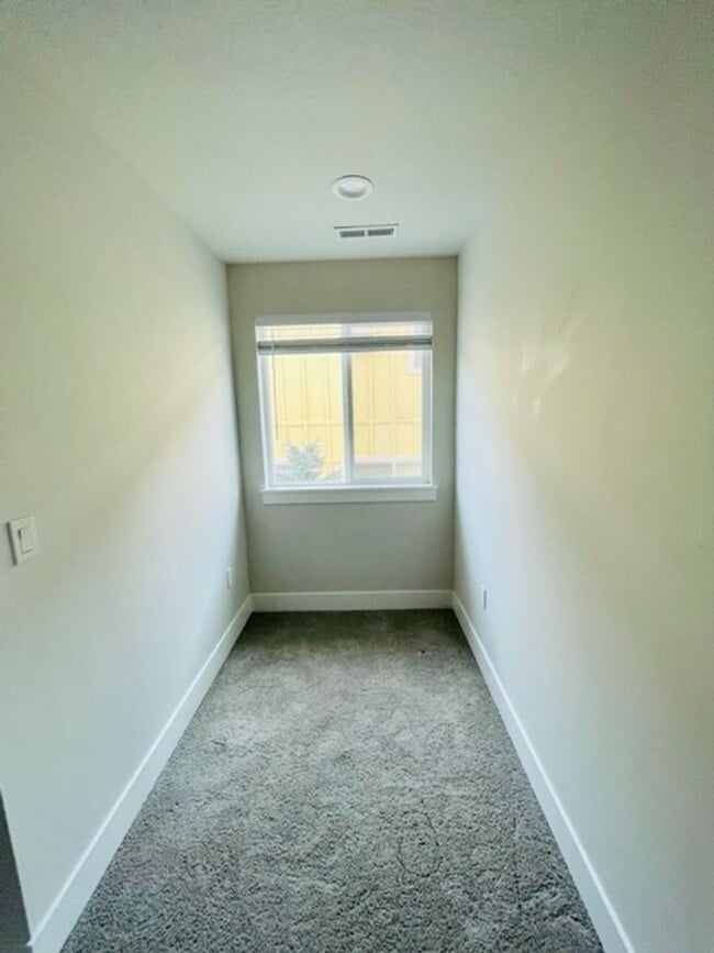 Building Photo - 1718 NE Lotus Dr
