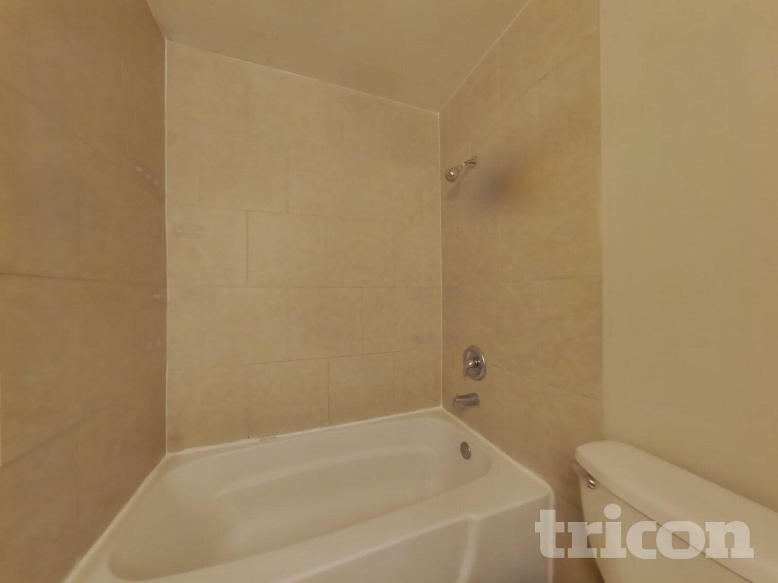 Building Photo - 402 E Pacific Ave