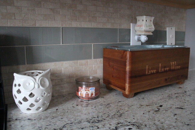 Decorative Tile Backsplash - 2629 Whiteberry Dr