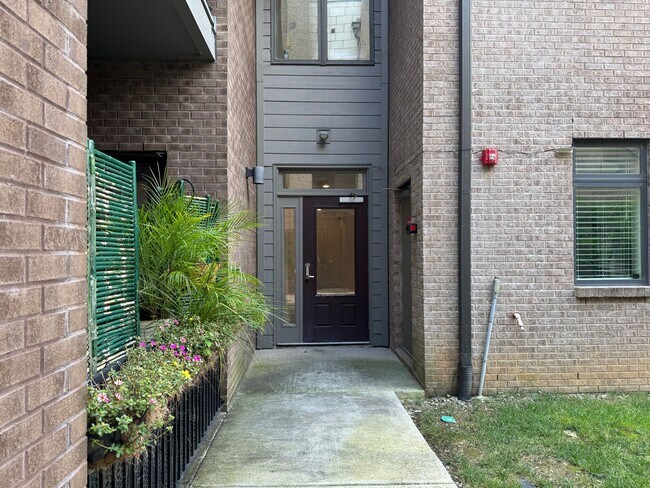 Building Photo - Great Studio in the Heart of Nashville