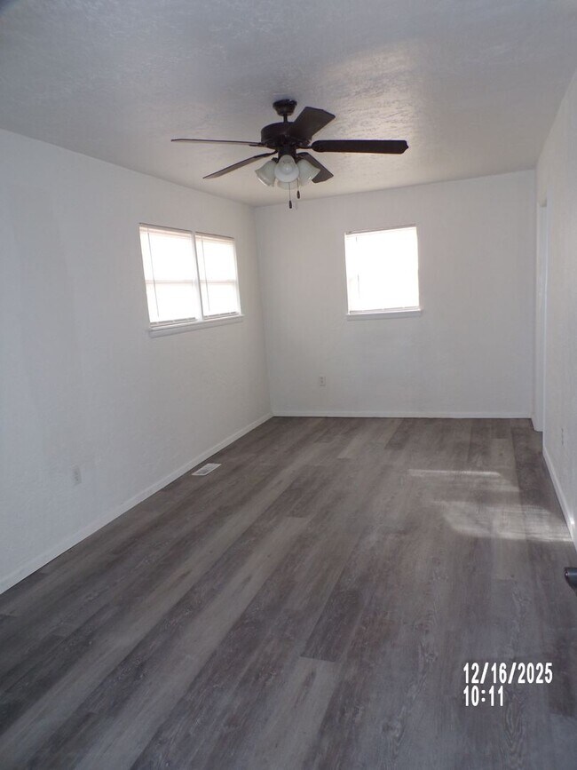 Building Photo - Great home located close to shopping and restaurants