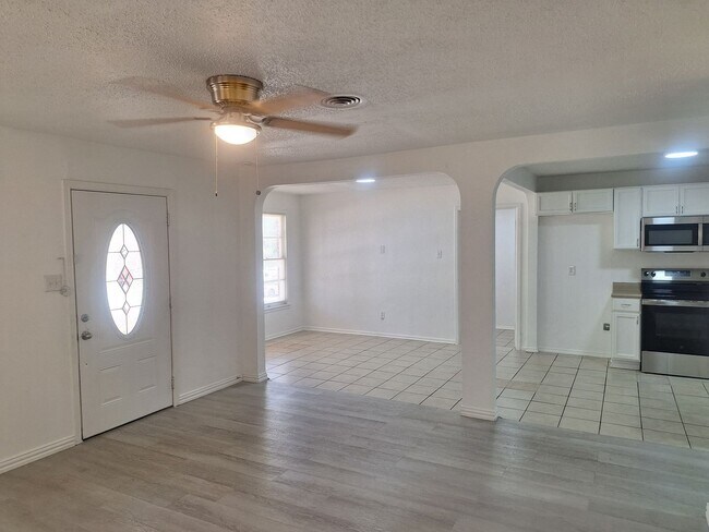 Building Photo - Spacious 4-Bedroom Retreat