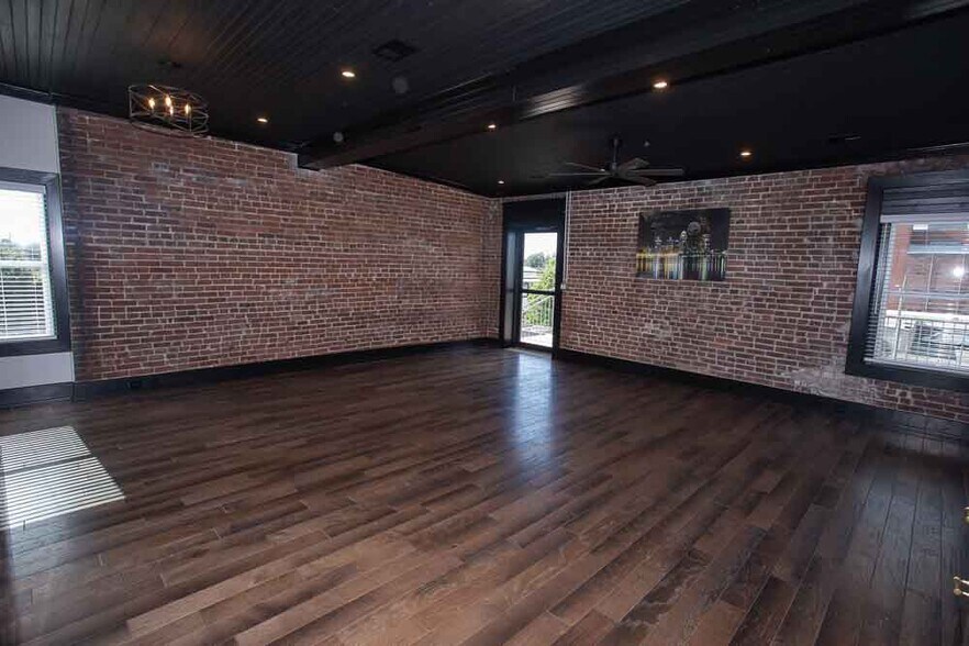 Building Photo - 1529 W Market St