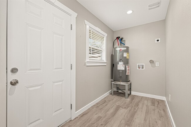 Building Photo - 10531 Royal Oaks Dr