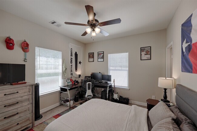 Building Photo - 1122 Detroit St