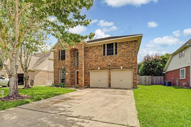 Building Photo - 10840 Sycamore Dr N