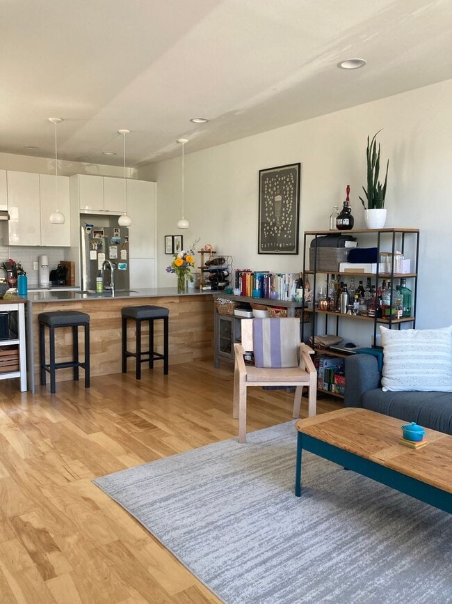 Building Photo - Ballard Townhome
