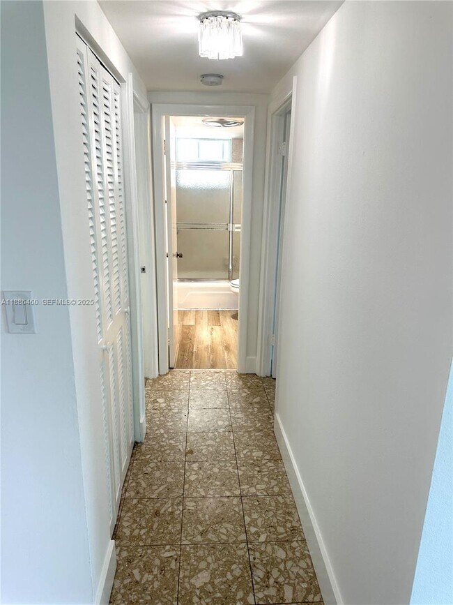 Building Photo - 9501 E Bay Harbor Dr