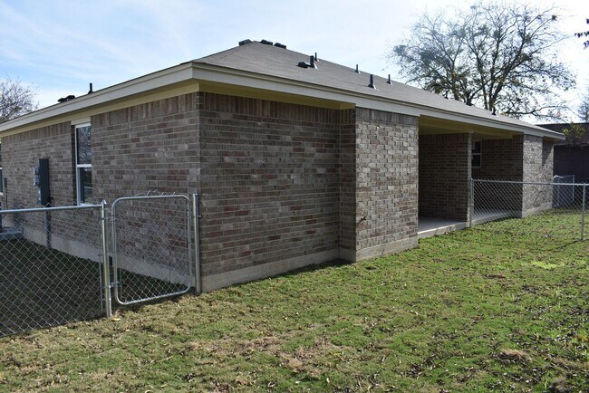 Building Photo - 504 S Juanita Dr