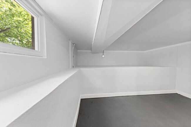 Building Photo - 3 Bed, 2 Bath, 1 Office/Guest - Fully Renovated Midtown Home