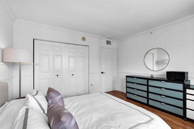 Building Photo - 1155 Brickell Bay Dr