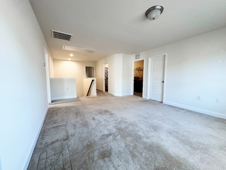 Building Photo - 5 Misty Grv Trl