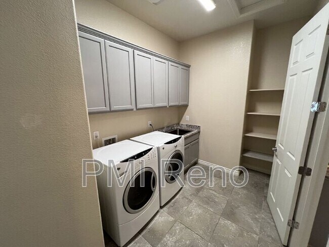 Building Photo - 8378 Simsbury Dr