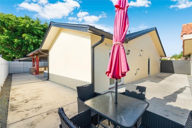 Building Photo - 1025 NW 128th Ct