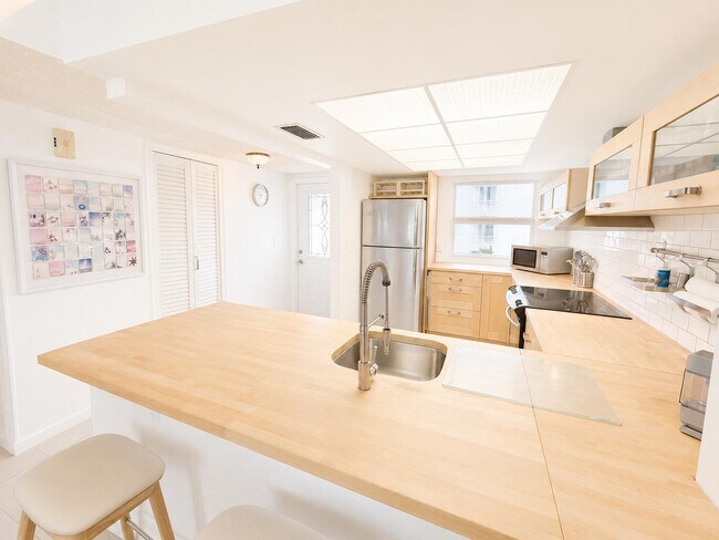 Building Photo - 1069 Hillsboro Mile