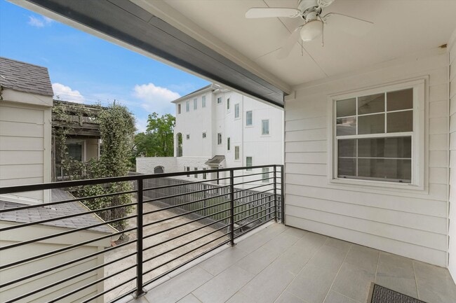 Building Photo - Modern and Sleek Three Bedroom Townhome!
