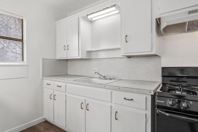 Building Photo - Updated 1-Bed Apartment with Private Entry and Huge Storage Room