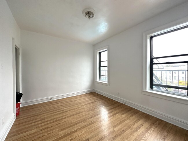 Building Photo - 117 Corbin Ave