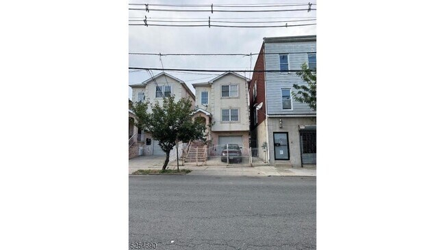 Building Photo - 326 Bond St