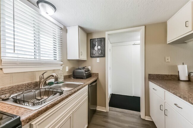 Building Photo - 15919 Golf Club Dr