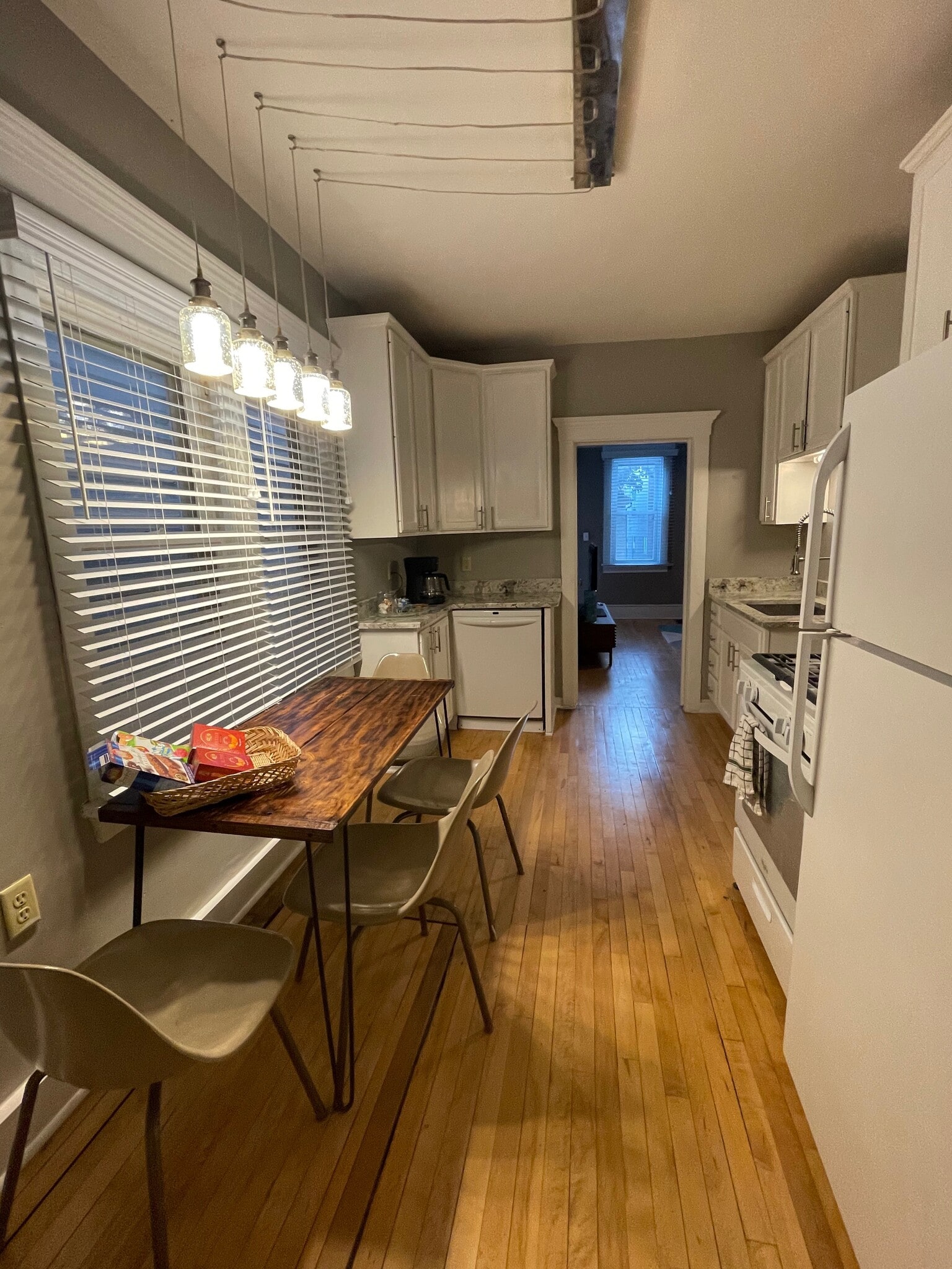 Eat-in kitchen, fully equipped - 1506 N Jefferson St