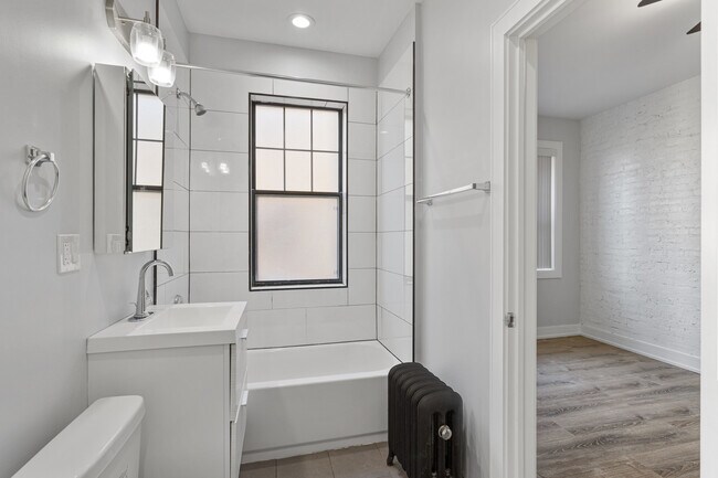 Building Photo - 7626 N Eastlake Terrace