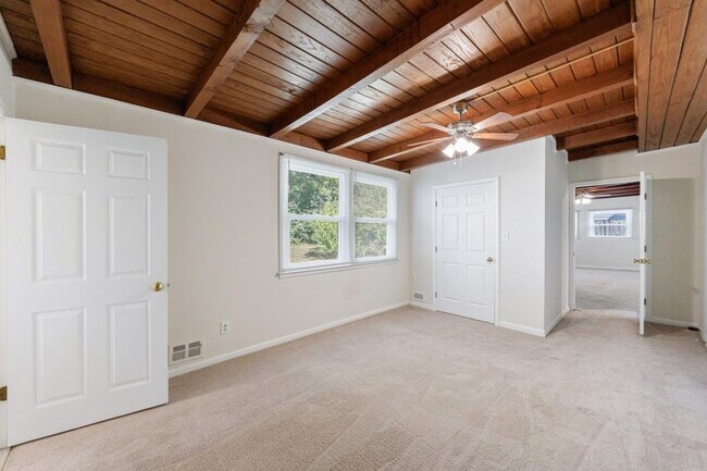 Building Photo - 1238 Lindenwood Ln NE