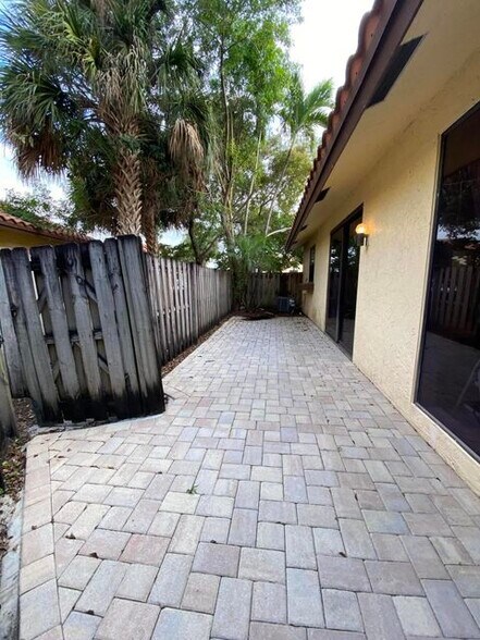 Building Photo - 5859 Fox Hollow Dr