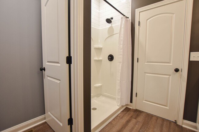 Building Photo - Pet Friendly Three Bedroom!