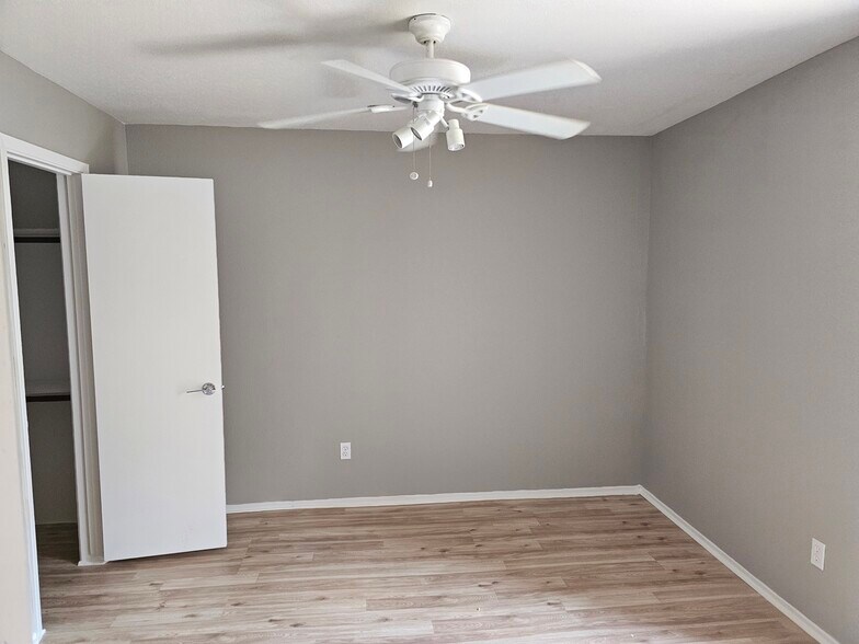 Building Photo - 10603 S Wilcrest Dr