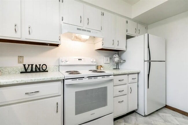 Building Photo - Beautiful Condo Close to University of Iowa