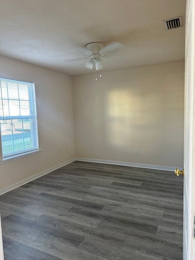 Building Photo - Mel Mar Go Apartments