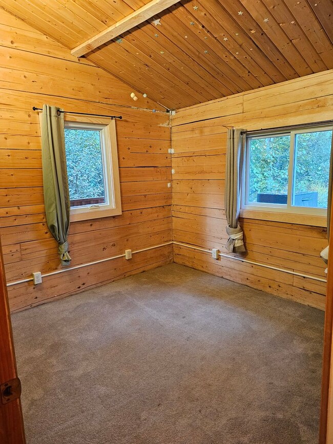 Building Photo - Cozy 2-Bedroom Home Off Farmer's Loop – Co...
