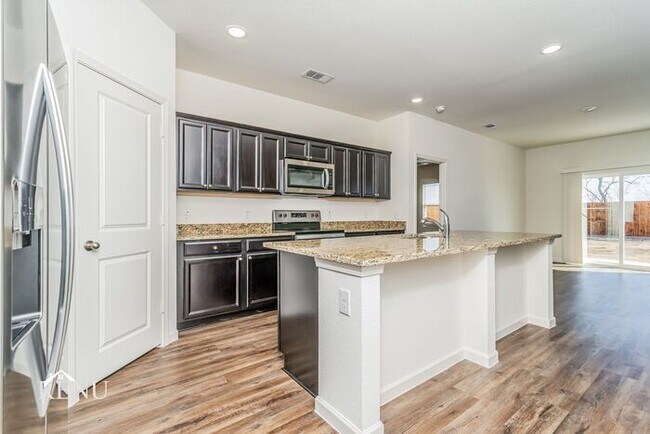 Building Photo - 758 Oakhurst Dr