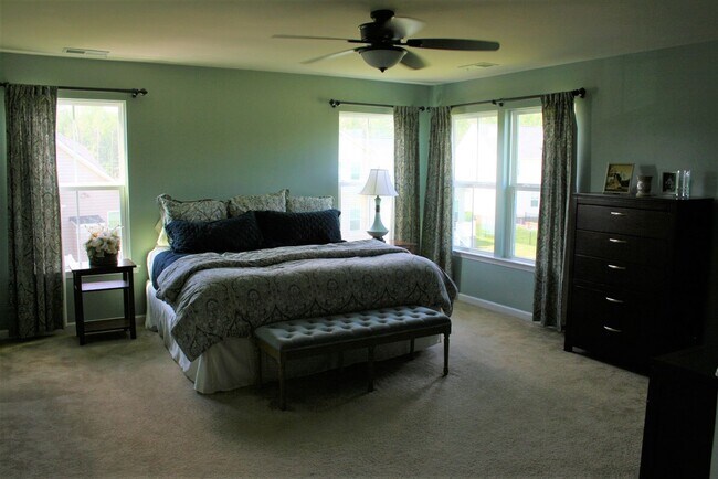 Building Photo - Large 4 bedroom home